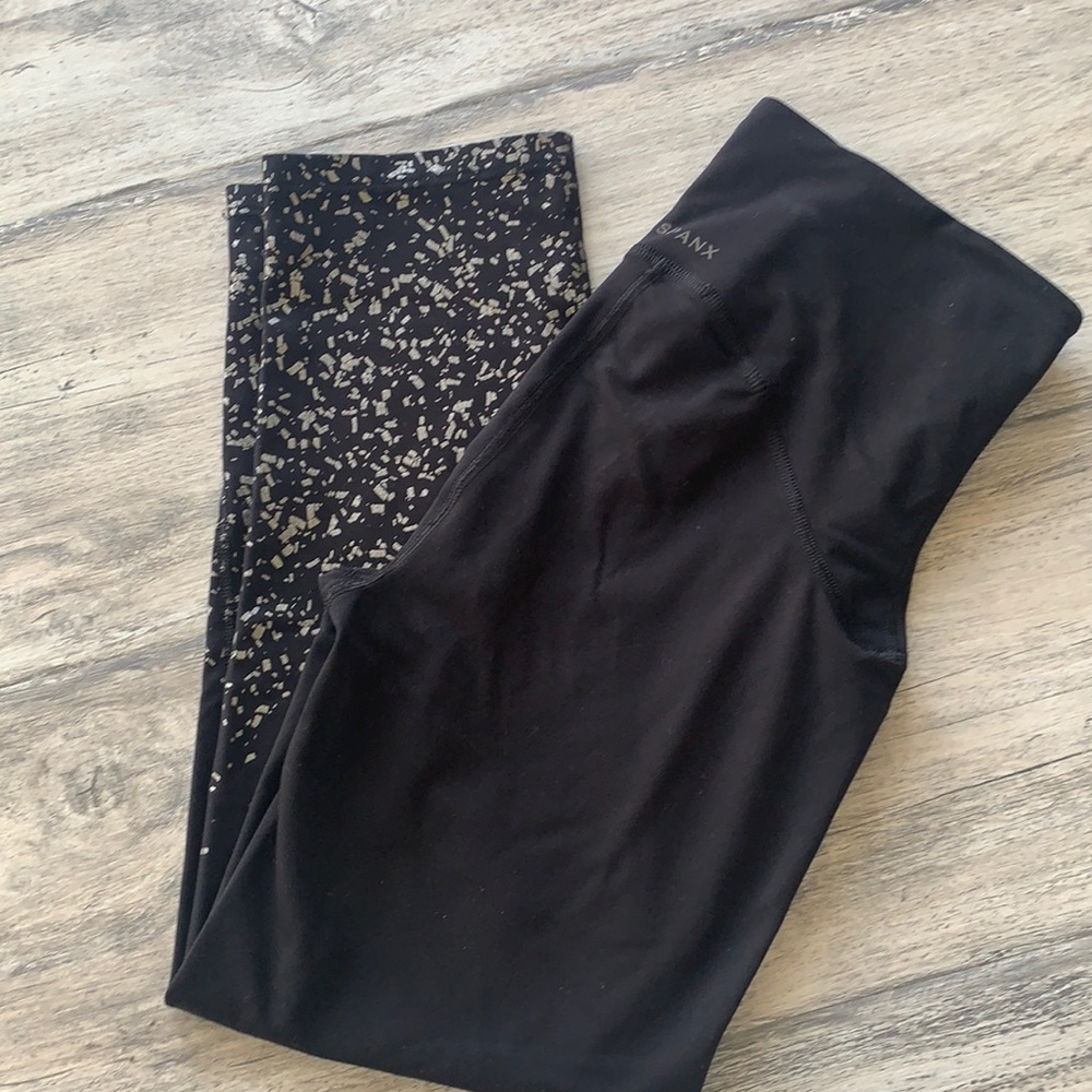 Spanx booty boost cropped leggings Sz small black & silver